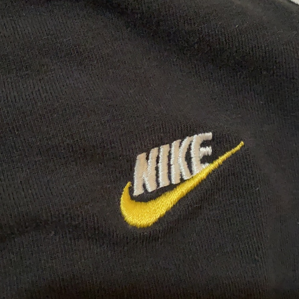 Nike - Picture 2 of 4